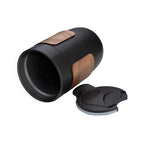 Kit Escritório com Caderno A5, Caneta e Caneca em Cerâmica e Detalhes em Madeira - Ref. CJ320